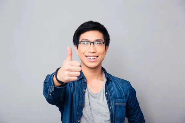 Porträt eines lächelnden asiatischen Mannes mit erhobenem Daumen — Stockfoto