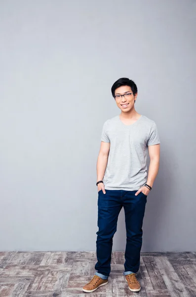 Lächelnder asiatischer Mann steht im Studio — Stockfoto