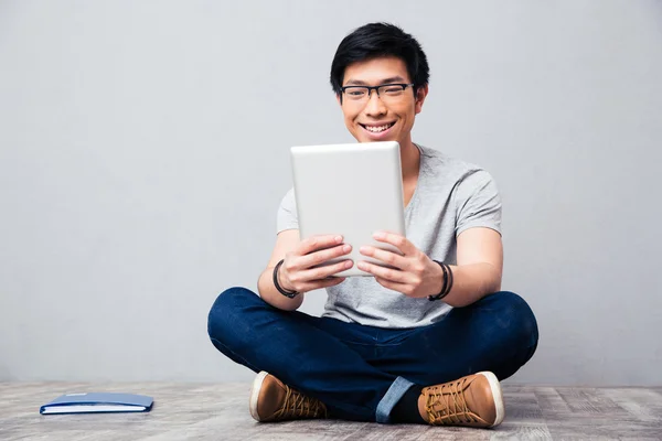 Sonriendo hombre asiático usando tableta ordenador — Foto de Stock