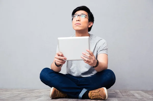Asijský mladík s tabletovým počítačem — Stock fotografie