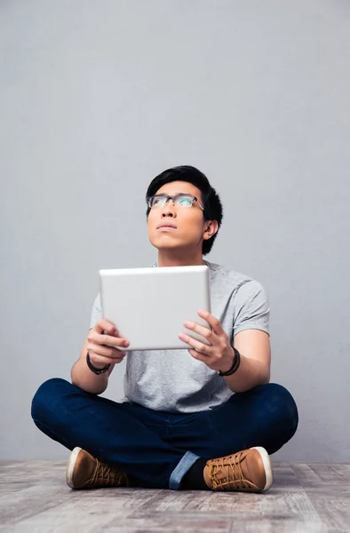 Jovem asiático homem segurando tablet computador — Fotografia de Stock