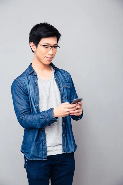 Happy asian man menggunakan smartphone — Stok Foto
