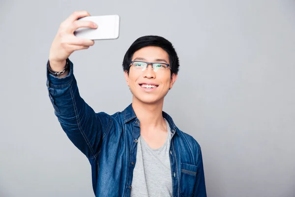 Feliz jovem asiático homem fazendo selfie foto — Fotografia de Stock