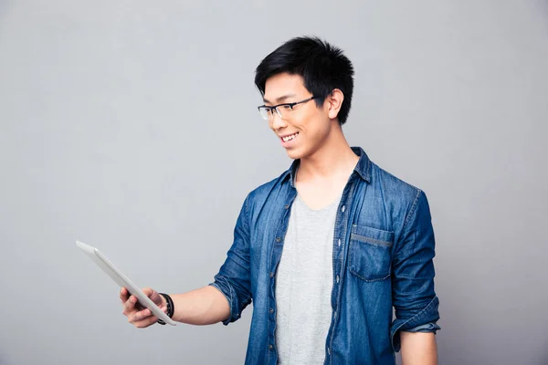 Sorrindo asiático homem de pé com tablet computador — Fotografia de Stock