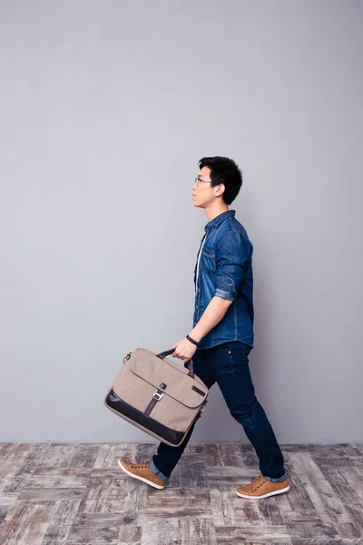 Homem andando em jeans desgaste e saco — Fotografia de Stock