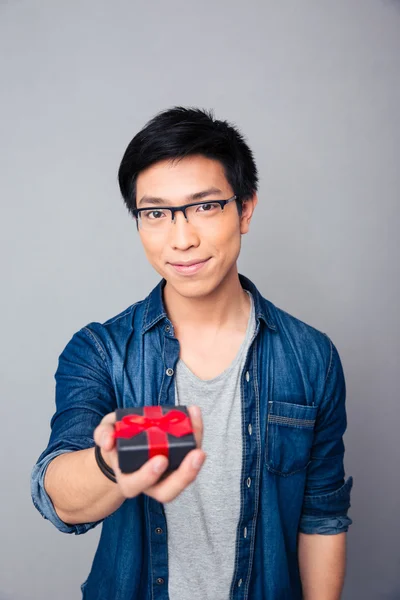 Šťastný asijský mladík s krabičky — Stock fotografie