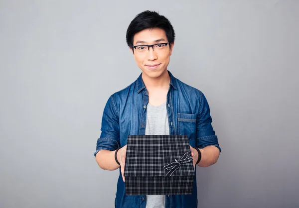 Feliz jovem asiático homem com presente caixa — Fotografia de Stock