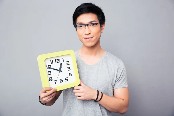 Felice uomo asiatico tenendo grande orologio — Foto Stock