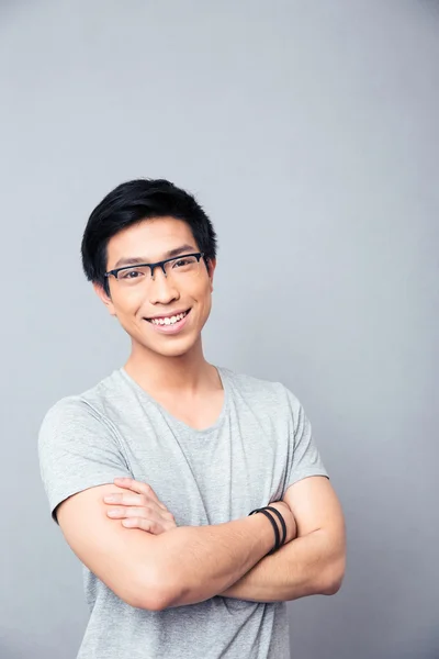 Portrét šťastný asijské muže s rukama založenýma na — Stock fotografie