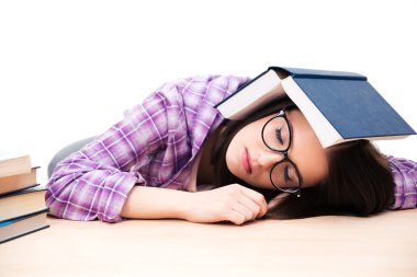 Masada uyuyan genç kız öğrenci