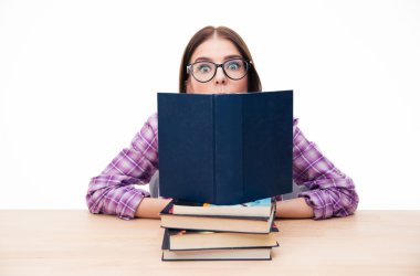 Kitaplar ile masaya oturan genç kadın