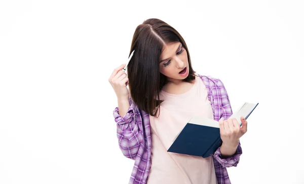 Mujer sorprendida leyendo libro — Foto de Stock