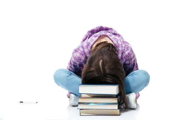 Katta ve sleepiing kitaplar üzerinde oturan kadın — Stok fotoğraf