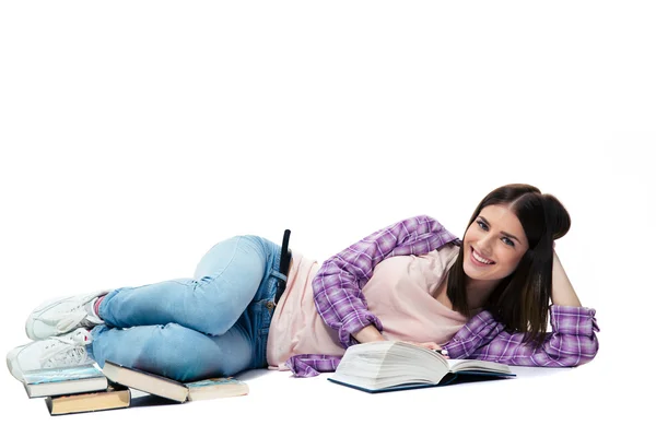 Femme souriante couchée sur le sol avec un livre — Photo