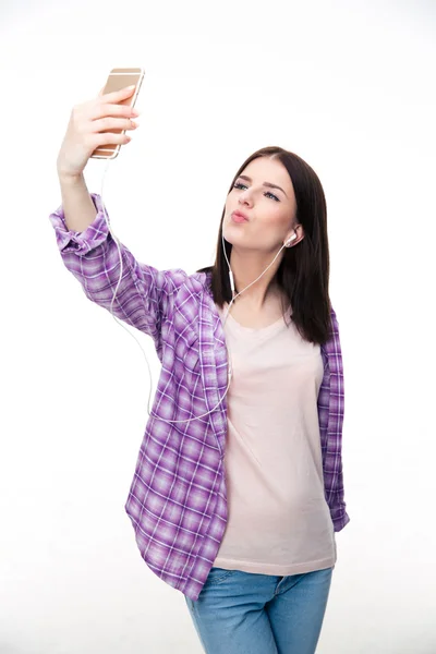 Jonge vrouw in hoofdtelefoon maken selfie — Stockfoto