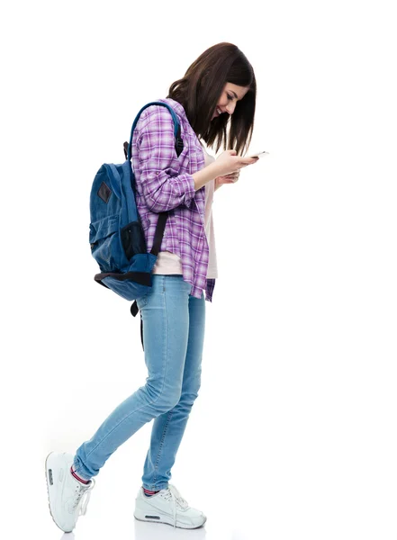 Happy vrouwelijke student met behulp van smartphone — Stockfoto