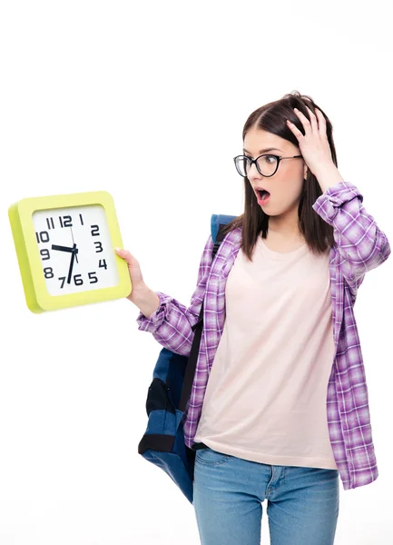 Здивована молода студентка, яка дивиться на годинник — стокове фото