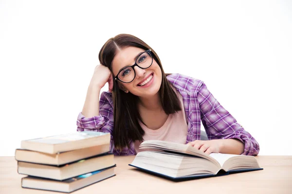 Gelukkig vrouwelijke student zitten aan de tafel — Stockfoto