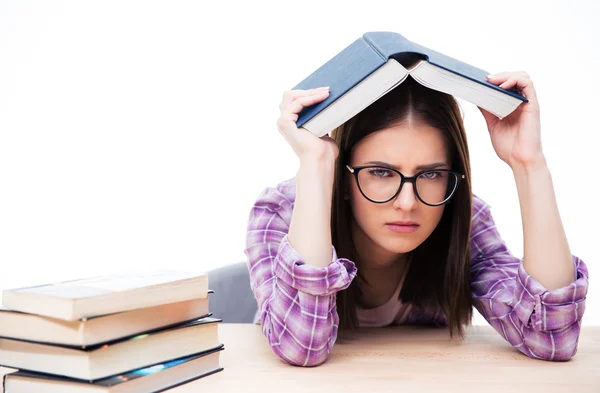 Junge ernsthafte Studentin sitzt am Tisch — Stockfoto