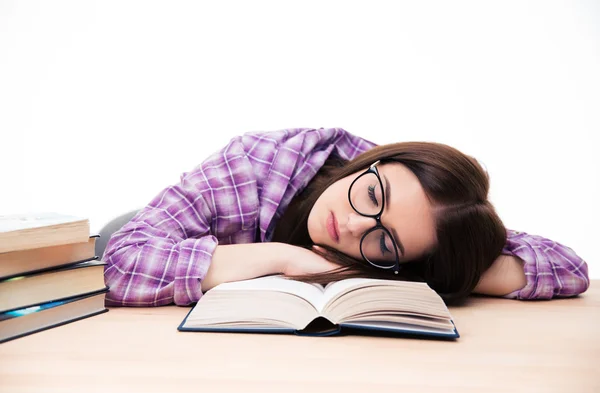 Jonge vrouwelijke student slapen op de tabel — Stockfoto