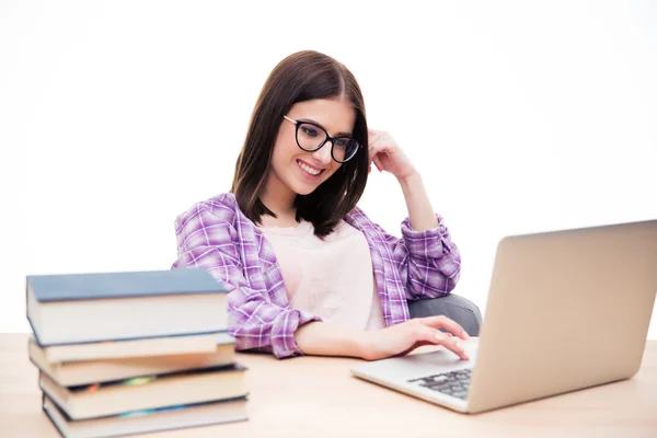 Gelukkige vrouw met laptop op de tafel — Stockfoto