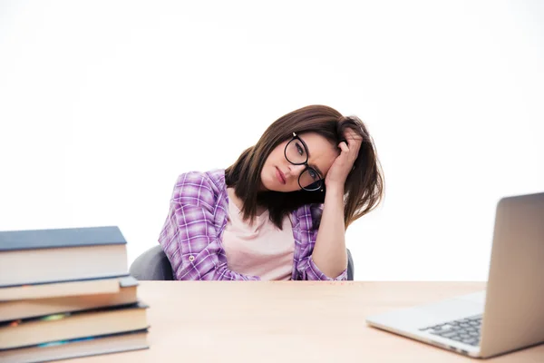 Mujer joven sentada a la mesa — Foto de Stock