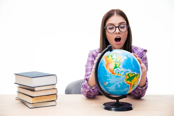 Incrível jovem estudante olhando para o globo — Fotografia de Stock