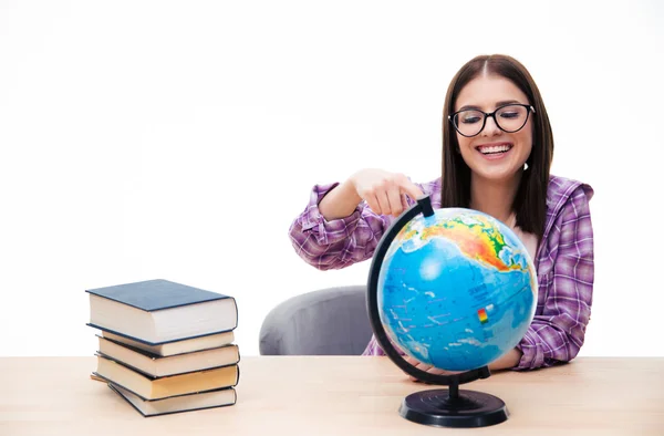 Alegre joven estudiante mostrando dedo en globo — Foto de Stock