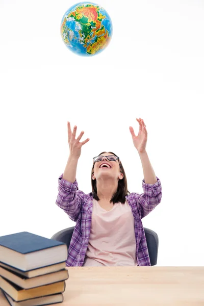 Glückliche Studentin wirft Globus in die Luft — Stockfoto