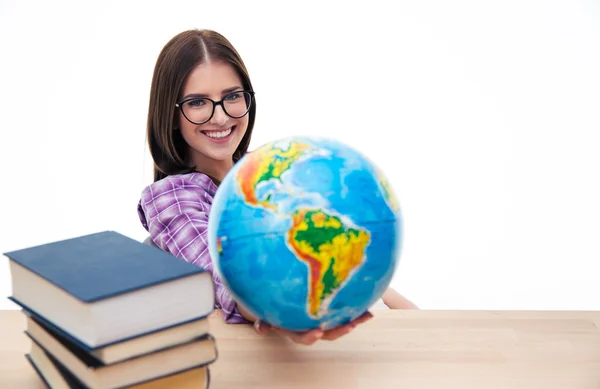 Estudante do sexo feminino sorridente sentado com globo — Fotografia de Stock
