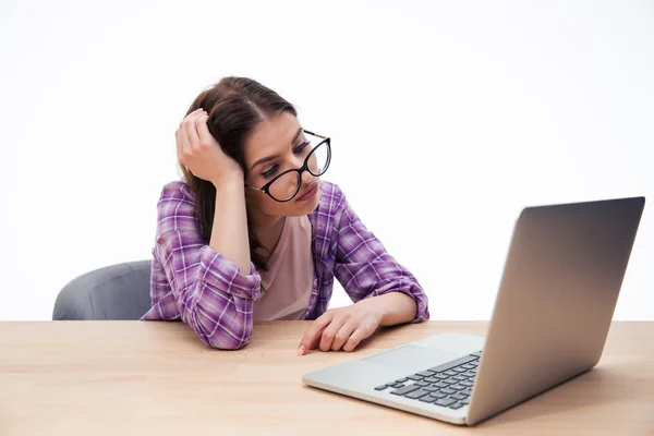 Studentessa stanca seduta con computer portatile — Foto Stock