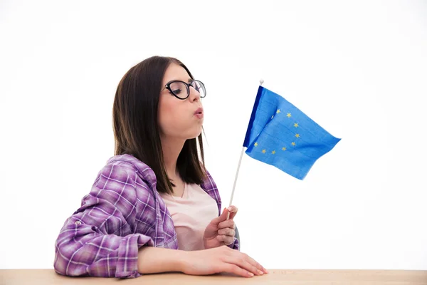 Jonge vrouw blazen op de Europese vlag — Stockfoto