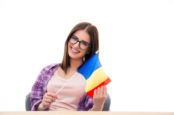 Fiatal nő ül az asztalnál, francia zászló — Stock Fotó