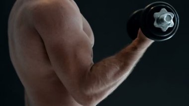 Dumbbell ile çalışma dışarı adam