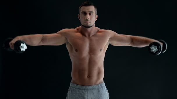 Muskelkräftiger Mann, der Hanteln hebt — Stockvideo