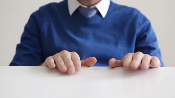 Руки на столе — стоковое видео