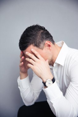 Gri arka plan üzerinde depresif iş adamı