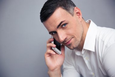 Mutlu iş adamı telefonda konuşuyor.