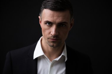 yakışıklı işadamı kameraya bakıyor