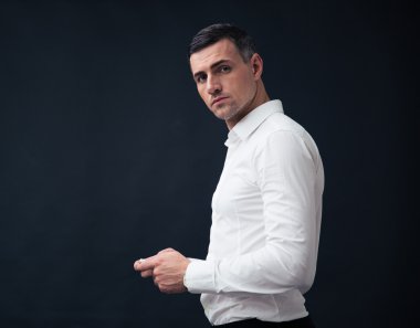 Smartphone kullanarak ciddi iş adamı