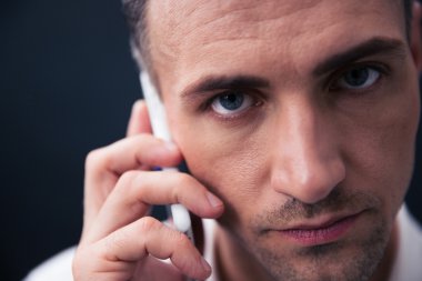 Yakışıklı iş adamı telefonda konuşuyor.