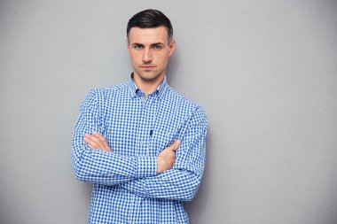 katlanmış silah ile yakışıklı bir genç adam portresi 