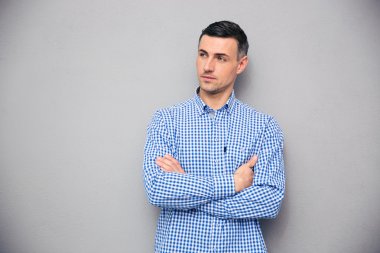 Katlanmış silah ile düşünceli genç adam