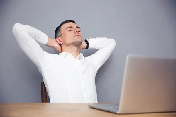 Knappe zakenman slapen aan tafel — Stockfoto