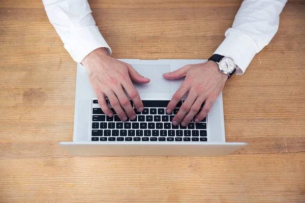 Nahaufnahme Bild eines Geschäftsmannes Hände mit Laptop — Stockfoto