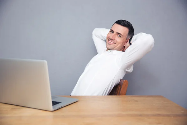 Businessman sitting at the table with laptop — Stock Photo, Image