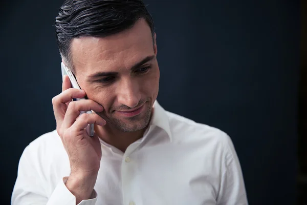Happy businessman talking on the phone — Stock Photo, Image