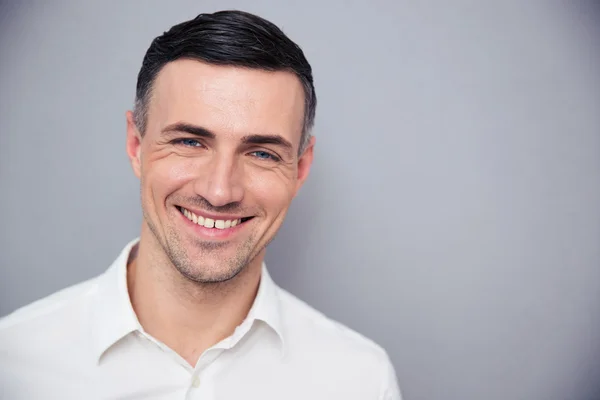 Retrato de un hombre de negocios sonriente —  Fotos de Stock