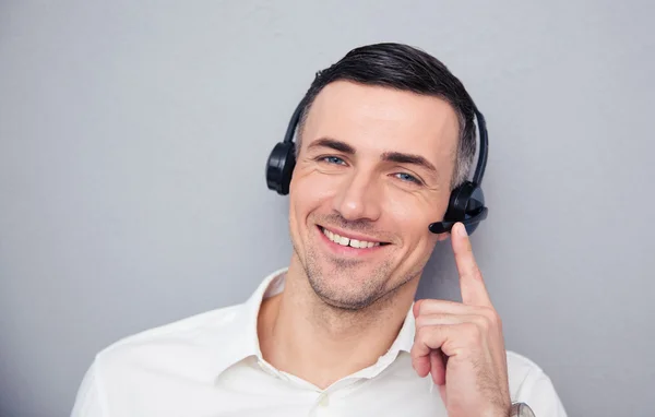 Gelukkig jonge mannelijke exploitant in hoofdtelefoon — Stockfoto