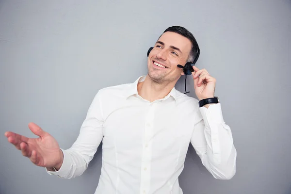 Retrato de un operador masculino alegre — Foto de Stock